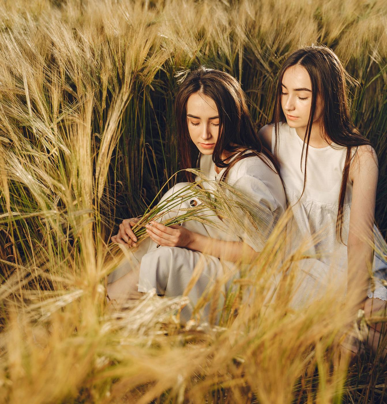 Dos mujeres entre espigas doradas, imagen de campaña Alqvimia
